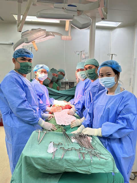 Phẫu thuật khối u dạ dày nặng 4kg- Ảnh 1. Ê kíp phẫu thuật khối u dạ dày cho cụ bà 75 tuổi - Ảnh: BV cung cấp