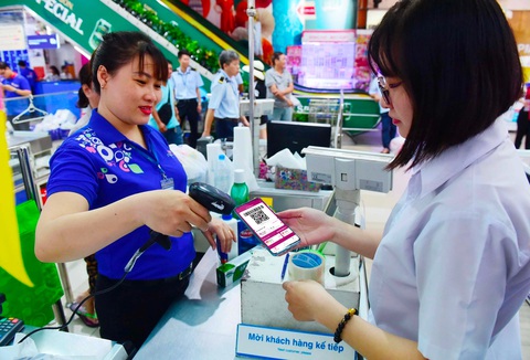 Người dùng MoMo có thể đổi thẻ quà để mua cam miễn phí tại hệ thống siêu thị Saigon Co.op - Ảnh: PHƯƠNG THẢO Người dùng MoMo có thể đổi thẻ quà để mua cam sành miễn phí tại hệ thống siêu thị Saigon Co.op - Ảnh: PHƯƠNG THẢO