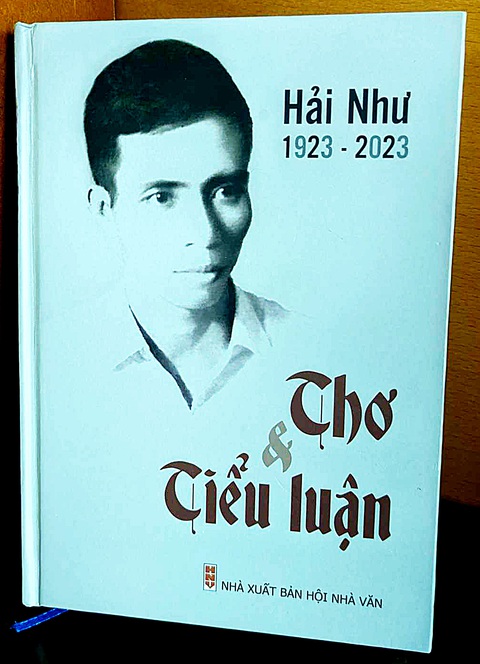 Sách Hải Như - Thơ và tiểu luận - Ảnh: LINH ĐOAN Sách Hải Như - Thơ và tiểu luận - Ảnh: LINH ĐOAN