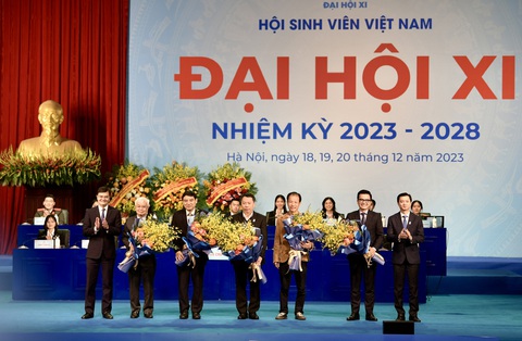 Hội đồng tư vấn, đồng hành với sinh viên ra mắt tại phiên bế mạc đại hội ngày 20-12-2023. Ca sĩ Hà Anh Tuấn vắng mặt - Ảnh: NAM TRẦN Hội đồng tư vấn, đồng hành với sinh viên ra mắt tại phiên bế mạc đại hội ngày 20-12-2023. Ca sĩ Hà Anh Tuấn vắng mặt - Ảnh: NAM TRẦN