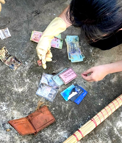 Chiếc ví với đầy đủ giấy tờ và số tiền lớn của ông Phạm Văn Đông được các đoàn viên của Chi cục Thuế Nha Trang tìm thấy - Ảnh: HOÀNG DƯƠNG Chiếc ví với đầy đủ giấy tờ và số tiền lớn của ông Phạm Văn Đông được các đoàn viên của Chi cục Thuế Nha Trang tìm thấy - Ảnh: HOÀNG DƯƠNG