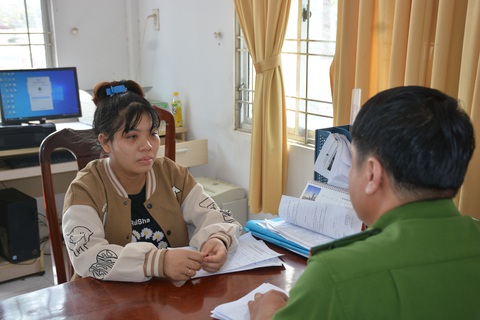 Mâu thuẫn chồng, bà mẹ trẻ cho con 14 ngày tuổi vào hộp nhựa bỏ xuống sông- Ảnh 1. Nguyễn Thị Thùy tại cơ quan công an - Ảnh: PHƯỚC THANH