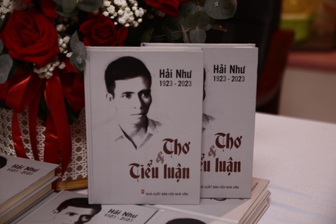 Hải Như, người tặng đất cảng câu thơ 'Hải Phòng đó hiên ngang chỉ biết ngẩng đầu'- Ảnh 3. Tập Hải Như - Thơ và Tiểu luận xuất bản nhân dịp kỷ niệm 100 năm ngày sinh của nhà thơ, do Nhà xuất bản Hội Nhà Văn ấn hành - Ảnh: Hồ Lam