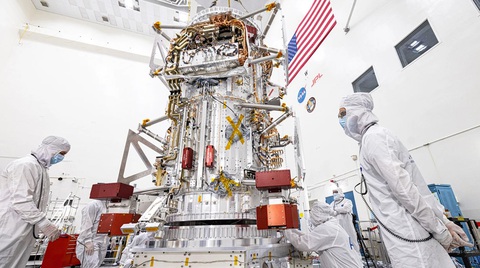 Các kỹ sư làm việc trên tàu vũ trụ Clipper của NASA, tàu sẽ khởi hành tới Mặt trăng Europa của Sao Mộc vào năm 2024 - Ảnh: NASA Các kỹ sư làm việc trên tàu vũ trụ Clipper của NASA, tàu sẽ khởi hành tới Mặt trăng Europa của sao Mộc vào năm 2024 - Ảnh: NASA