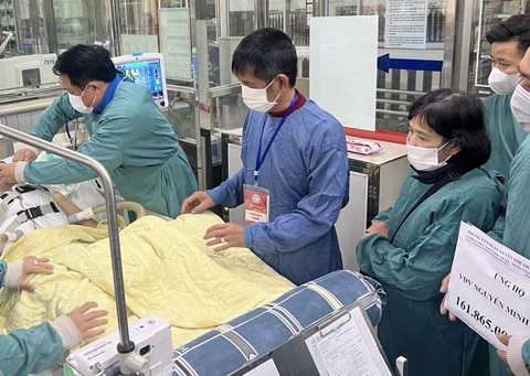 Hơn 1 tỉ đồng ủng hộ VĐV Nguyễn Minh Triết giữa lằn ranh sinh tử- Ảnh 3. Gia đình, lãnh đạo Trung tâm HLTTQG Hà Nội thăm và chăm sóc Minh Triết chiều 19-12 - Ảnh: TDDC VN