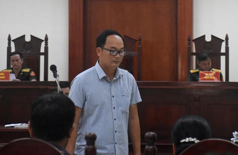 Bị cáo Hoàng Văn Minh, người bị cáo buộc đã tông chết nữ sinh lớp 12 ở Ninh Thuận, tại phiên tòa sơ thẩm ngày 5-12-2023 - Ảnh: DUY THANH Bị cáo Hoàng Văn Minh, người bị cáo buộc tông chết nữ sinh lớp 12 ở Ninh Thuận, tại phiên tòa sơ thẩm ngày 5-12-2023 - Ảnh: DUY THANH