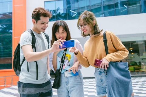 Gen Z và xu hướng ‘sống’ trực tuyến- Ảnh 2. Gen Z và xu hướng ‘sống’ trực tuyến- Ảnh 2.