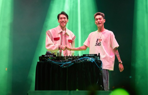 Kết thúc show diễn là màn trình diễn đầy bùng nổ đến từ 2 “phù thuỷ âm nhạc” của showbiz là K-ICM và Masew. Cả 2 đem đến loạt hit như À Lôi, Anh Là Ai, Tuý Âm,… giúp khán giả có 1 đêm “cháy” hết mình với âm nhạc. Kết thúc show diễn là màn trình diễn đầy bùng nổ đến từ 2 “phù thủy âm nhạc” của showbiz là K-ICM và Masew. Cả 2 đem đến loạt hit như À Lôi, Anh là ai, Túy âm… giúp khán giả có 1 đêm “cháy” hết mình với âm nhạc.