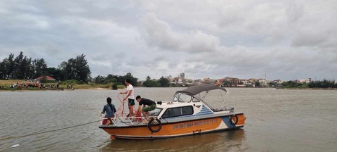 Các lực lượng tìm kiếm hai học sinh đuối nước - Ảnh: B.P Các lực lượng tìm kiếm hai học sinh đuối nước - Ảnh: B.P