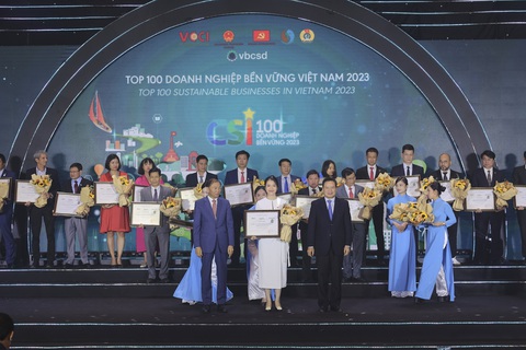 Home Credit năm thứ 2 liên tiếp được vinh danh Top 100 doanh nghiệp bền vững- Ảnh 1. Đại diện Home Credit (áo trắng ở giữa) được trao tặng chứng nhận Top 100 doanh nghiệp bền vững Việt Nam năm 2023 tại chương trình CSI100 - Ảnh: Home Credit