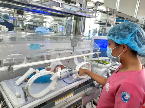 Trẻ sinh non đang được các y bác sĩ chăm sóc tại Bệnh viện Từ Dũ (TP.HCM) - Ảnh: THU HIẾN Trẻ sinh non đang được các y bác sĩ chăm sóc tại Bệnh viện Từ Dũ (TP.HCM) - Ảnh: THU HIẾN