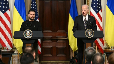 Tổng thống Mỹ Joe Biden và Tổng thống Ukraine Volodymyr Zelensky tổ chức cuộc họp báo chung tại Tòa nhà Văn phòng Điều hành Eisenhower, cạnh Nhà Trắng, ở Washington, DC, vào ngày 12-12-2023.- Ảnh: AFP Tổng thống Mỹ Joe Biden và Tổng thống Ukraine Volodymyr Zelensky tổ chức cuộc họp báo chung tại tòa nhà Văn phòng điều hành Eisenhower, cạnh Nhà Trắng, ở Washington, DC, vào ngày 12-12-2023 - Ảnh: AFP