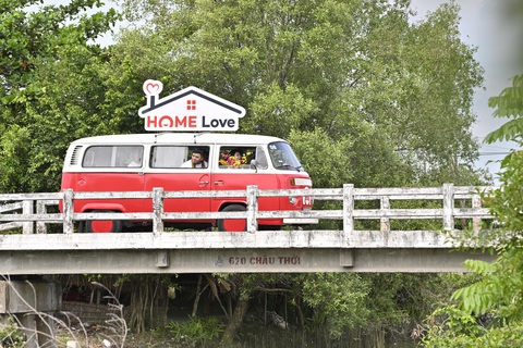 Home Credit năm thứ 2 liên tiếp được vinh danh Top 100 doanh nghiệp bền vững- Ảnh 2. Hành trình Home Love 12-2023 của Home Credit – Chuyến xe “Mang Tết Ấm về Bạc Liêu” - Ảnh: Home Credit