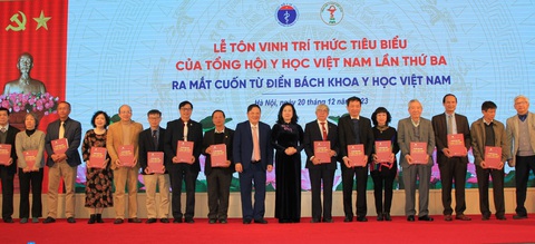 Bộ trưởng Bộ Y tế Đào Hồng Lan trao danh hiệu “Trí thức tiêu biểu của Tổng hội Y học Việt Nam” lần thứ 3 tặng các trí thức tiêu biểu - Ảnh: NGUYỄN NHIÊN Bộ trưởng Bộ Y tế Đào Hồng Lan trao danh hiệu “Trí thức tiêu biểu của Tổng hội Y học Việt Nam” lần thứ 3 tặng các trí thức tiêu biểu - Ảnh: NGUYỄN NHIÊN
