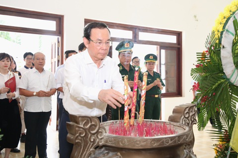'Về lại chiến khu' căn cứ Trung ương Cục miền Nam- Ảnh 1. Lãnh đạo Thành ủy TP.HCM cùng đoàn đại biểu dâng hương lên Chủ tịch Hồ Chí Minh - Ảnh: CTV