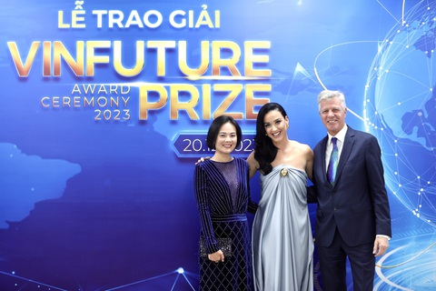 Nữ ca sĩ Katy Perry: Được hát ở Việt Nam trong lễ trao giải VinFuture là cơ hội tuyệt vời- Ảnh 5. Katy Perry và các thành viên hội đồng Giải thưởng VinFuture - Ảnh: NGUYỄN KHÁNH