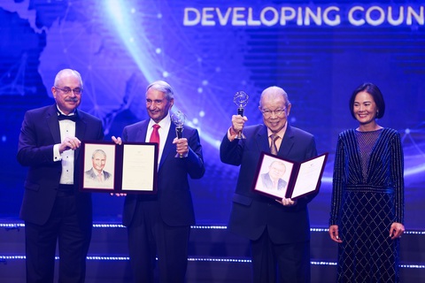 Giải thưởng 3 triệu USD của VinFuture 2023 gọi tên phát minh pin năng lượng xanh- Ảnh 4. Giải đặc biệt VinFuture 2023 dành cho nhà khoa học đến từ các nước đang phát triển đã vinh danh GS Gurdev Singh Khush (người Mỹ gốc Ấn) và GS Võ Tòng Xuân (Việt Nam) - Ảnh: NGUYỄN KHÁNH