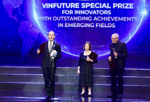 Giải thưởng 3 triệu USD của VinFuture 2023 gọi tên phát minh pin năng lượng xanh- Ảnh 3. Giải đặc biệt VinFuture 2023 dành cho nhà khoa học nghiên cứu các lĩnh vực mới đã được trao cho GS Daniel Joshua Drucker (Canada), GS Joel Francis Habener (Mỹ), GS Jens Juul Holst (Đan Mạch) và PGS Svetlana Mojsov (Mỹ) - Ảnh: NGUYỄN KHÁNH