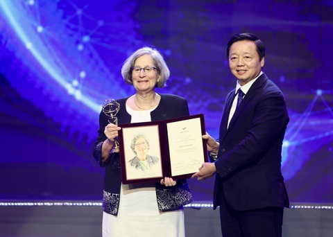 Giải thưởng 3 triệu USD của VinFuture 2023 gọi tên phát minh pin năng lượng xanh- Ảnh 5. Phó thủ tướng Trần Hồng Hà trao giải đặc biệt VinFuture 2023 dành cho nhà khoa học nữ cho GS Susan Solomon (Mỹ) - Ảnh: NGUYỄN KHÁNH