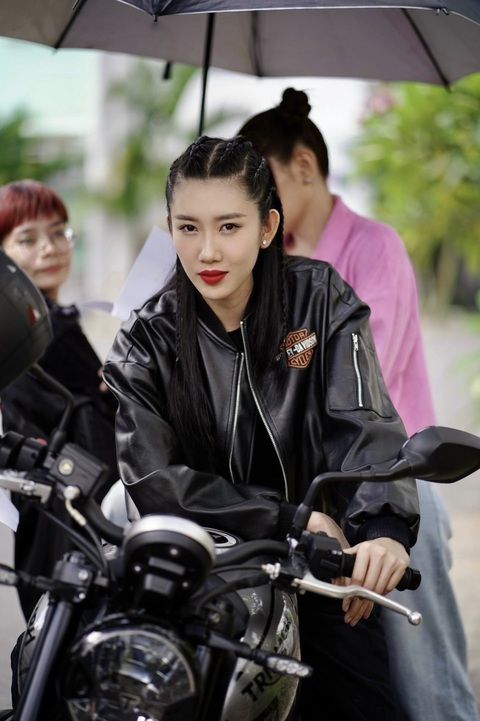 Tạo hình đả nữ siêu ngầu của Thúy Ngân trong Tạo hình đả nữ siêu ngầu của Thúy Ngân trong 'Trên bàn nhậu, dưới bàn mưu'
