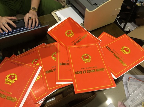 Hai phụ nữ lập 50 công ty ‘ma’, xuất hóa đơn khống 2.000 tỉ đồng- Ảnh 2. Các tài liệu liên quan vụ án - Ảnh: H.B.