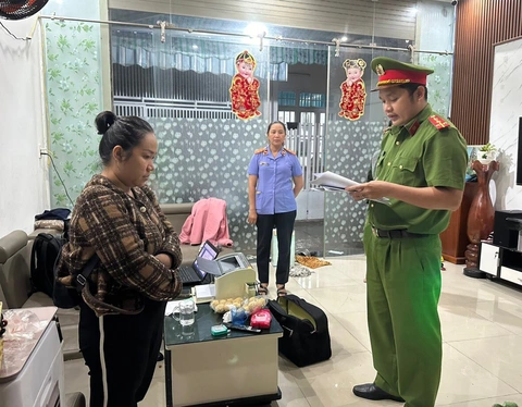 Hai phụ nữ lập 50 công ty ‘ma’, xuất hóa đơn khống 2.000 tỉ đồng- Ảnh 1. Cơ quan điều tra tống đạt quyết định khởi tố Nguyễn Thị Khánh Vân để điều tra hành vi mua bán trái phép hóa đơn - Ảnh: H.B.