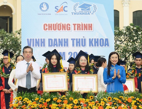 TP.HCM vinh danh 77 thủ khoa và 80 học sinh 3 rèn luyện- Ảnh 1. Phó bí thư Thành ủy TP.HCM Nguyễn Phước Lộc và Bí thư Trung ương Đoàn Nguyễn Phạm Duy Trang vinh danh thủ khoa đại học - Ảnh: hcmcpv.org.vn