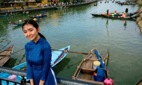 Diễn viên Nhật Luna Toyoda mê mẩn bánh mì, áo dài Việt- Ảnh 4. Luna Toyoda kể, khi mặc áo dài, cô cảm thấy mình giống người bản địa - Ảnh: Kenshin