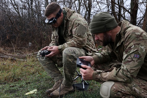 Binh sĩ Ukraine thực hành huấn luyện điều khiển drone FPV hồi giữa tháng 11-2023 - Ảnh: AFP Binh sĩ Ukraine thực hành huấn luyện điều khiển drone FPV hồi giữa tháng 11-2023 - Ảnh: AFP