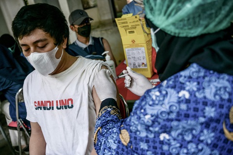 Người dân Indonesia tiêm ngừa COVID-19 ở Jakarta ngày 19-12 - Ảnh: AFP Người dân Indonesia tiêm ngừa COVID-19 ở Jakarta ngày 19-12 - Ảnh: AFP