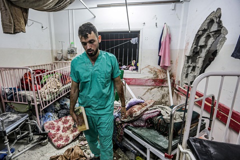 Bệnh viện phía bắc Dải Gaza chỉ còn hoạt động tối thiểu- Ảnh 1. Bệnh viện Nasser tại khu vực Khan Yunis, phía nam Dải Gaza sau một đợt tấn công của Israel ngày 17-12 - Ảnh: AFP