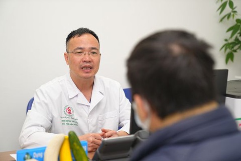 Bác sĩ khoa nam học, Bệnh viện Trung ương Quân đội 108 thăm khám cho bệnh nhân - Ảnh minh họa: BVCC Bác sĩ Bệnh viện Trung ương Quân đội 108 thăm khám cho bệnh nhân - Ảnh minh họa: BVCC