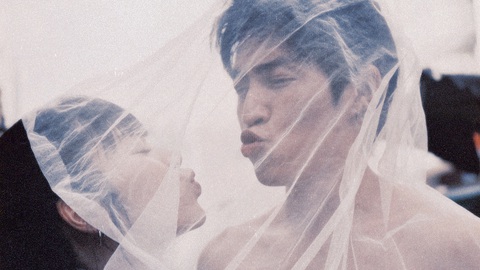 Cody Nam Võ gây cười khi mặc áo cô dâu trong MV mới- Ảnh 3. Không chỉ ngọt ngào trên phim, Cody Nam Võ - Khánh Vân đáng yêu hết cỡ trong MV mới