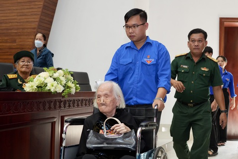 Bí thư, chủ tịch TP.HCM gặp mặt cán bộ quân đội nghỉ hưu- Ảnh 3. Mẹ Việt Nam anh hùng Trần Thị Mai dù đã 91 tuổi nhưng vẫn đến tham dự chương trình. Mẹ Mai có chồng và con là liệt sĩ, bản thân mẹ cũng là tù chính trị và thương binh 2/4 - Ảnh: HỮU HẠNH