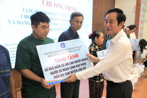 Vận động tặng thẻ bảo hiểm y tế, sổ bảo hiểm xã hội cho người khó khăn- Ảnh 1. Chương trình trao tặng sổ bảo hiểm xã hội cho người dân khó khăn tại huyện Cần Giờ - ẢNH: BHXH TP.HCM