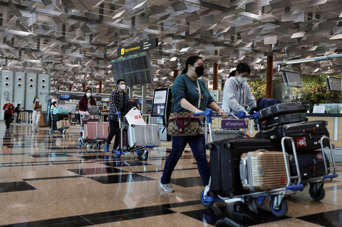 ATL tiếp tục là sân bay tấp nập nhất thế giới năm 2023- Ảnh 1. Hành khách di chuyển bên trong sân bay quốc tế Changi, Singapore vào ngày 30-3-2020 - Ảnh: REUTERS