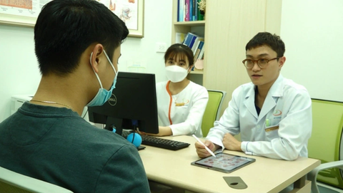 Từ thực phẩm tự nhiên có sẵn, đàn ông ăn uống thế nào để trị yếu sinh lý? - Ảnh 1. Tư vấn cho khách hàng nam giới tại Bệnh viện Nam học và Hiếm muộn Hà Nội - Ảnh: DƯƠNG LIỄU