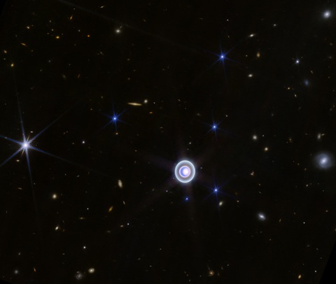 NASA công bố những hình ảnh chưa từng thấy về sao Thiên Vương- Ảnh 1. Hình ảnh mới nhất được NASA tiết lộ về sao Thiên Vương - Ảnh: NASA