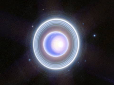 NASA công bố những hình ảnh chưa từng thấy về sao Thiên Vương- Ảnh 3. Những vệ tinh của sao Thiên Vương được nhìn thấy bao quanh hành tinh này - Ảnh: NASA