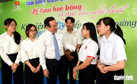 Danh sách đóng góp các nhà hảo tâm (tháng 9 và tháng 10-2023)- Ảnh 1. Bí thư Thành ủy TP.HCM Nguyễn Văn Nên trao đổi với các bạn tân sinh viên vượt khó tại buổi kỷ niệm 20 năm Tiếp sức đến trường và 35 năm chương trình Vì ngày mai phát triển của báo Tuổi Trẻ - Ảnh: DUYÊN PHAN