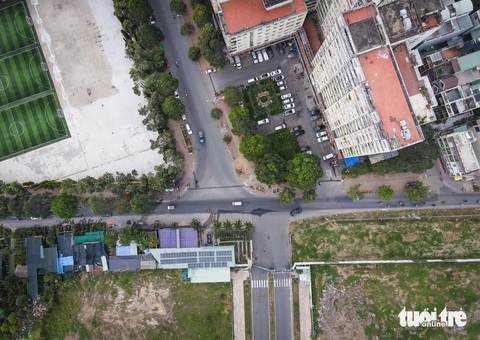 TP.HCM nhiều lần nhắc nhở, đường sá hai khu đô thị tỉ đô vẫn ‘tắc’ sau hơn hai thập kỷ- Ảnh 4. Trong ảnh: Đường Vũ Tông Phan (đoạn giao Nguyễn Hoàng) bị "lệch pha" giữa hai khu đô thị An Phú và An Phú - An Khánh