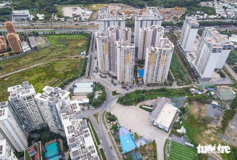 TP.HCM nhiều lần nhắc nhở, đường sá hai khu đô thị tỉ đô vẫn ‘tắc’ sau hơn hai thập kỷ- Ảnh 8. Hạ tầng, đường sá quanh nút giao Vũ Tông Phan - Lồ Bắc. Theo quy hoạch, vị trí này sẽ là điểm kết nối của hàng loạt tuyến đường khác, nhưng đến nay vẫn chỉ kết nối được một đoạn đường ngắn chưa tới 500m