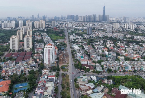 TP.HCM nhiều lần nhắc nhở, đường sá hai khu đô thị tỉ đô vẫn ‘tắc’ sau hơn hai thập kỷ- Ảnh 9. Được giao đất từ năm 2001, khoảng 600m đường Lương Định Của từ ngã ba Nguyễn Hoàng đến nút giao An Phú (TP Thủ Đức, TP.HCM) vẫn chưa thể mở rộng. "Nút cổ chai" ngay vị trí cửa ngõ này là nỗi ám ảnh của người dân