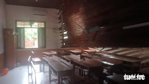 Sập trần gỗ lớp học, ít nhất hai học sinh bị thương- Ảnh 1. Phần trần gỗ đổ sập trong lớp học ở Trường phổ thông Hermann Gmeiner TP Vinh - Ảnh: TÂM PHẠM