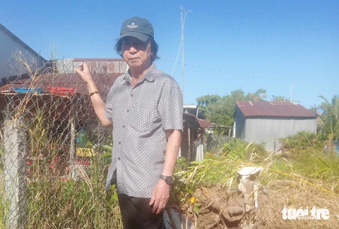Cưỡng chế sai, chủ tịch huyện bồi thường 200 triệu đồng- Ảnh 1. Đến nay hàng rào vẫn bao quanh thửa đất của gia đình ông Lê Văn Điện - Ảnh: NVCC