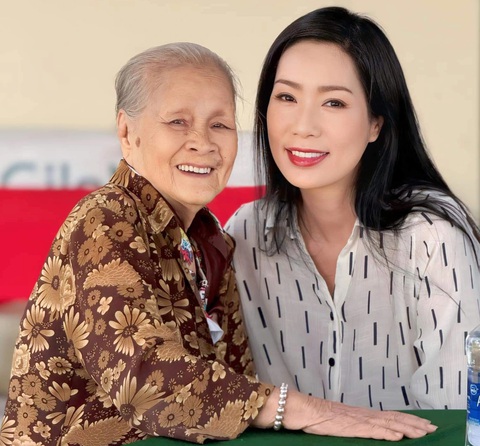 Nghệ sĩ Trịnh Kim Chi (bìa phải) động viên nghệ sĩ Ngọc Đáng tại Viện dưỡng lão nghệ sĩ - Ảnh: NVCC NSƯT Trịnh Kim Chi (bìa phải) động viên nghệ sĩ Ngọc Đáng tại Viện dưỡng lão nghệ sĩ - Ảnh: NVCC