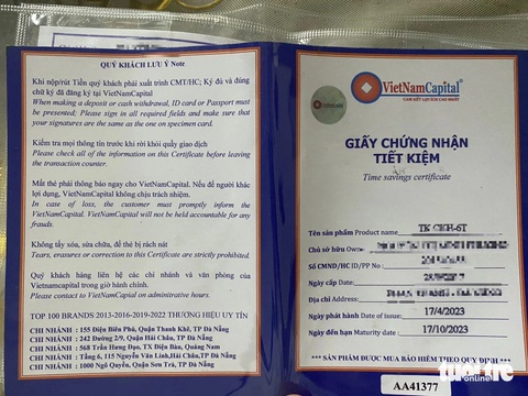 Chiêu thức của công ty cầm đồ dụ dỗ người dân gửi 200 tỉ làm sổ tiết kiệm- Ảnh 2. Giấy chứng nhận tiết kiệm của Công ty cổ phần tài chính VietNam Capital làm rất giống sổ tiết kiệm của một ngân hàng - Ảnh: TRƯỜNG TRUNG