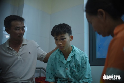 Em Nguyễn Thành Thương - nam sinh bị bạn học đánh hội đồng đến vỡ mũi - Ảnh: LÂM THIÊN Em Nguyễn Thành Thương - nam sinh bị bạn học đánh hội đồng đến vỡ mũi - Ảnh: LÂM THIÊN