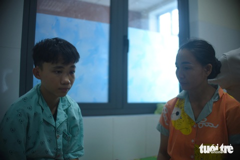 Bà Nguyễn Thị Em Nhỏ - mẹ của Thương thẫn thờ vì con trai mình bị bạn học đánh hội đồng đến vỡ mũi, phải cấp cứu - Ảnh: LÂM THIÊN Bà Nguyễn Thị Em Nhỏ - mẹ của Thương - thẫn thờ vì con trai mình bị bạn học đánh hội đồng đến vỡ mũi, phải cấp cứu - Ảnh: LÂM THIÊN