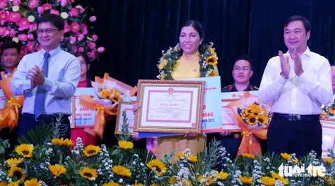 Trao 5 giải nhất cán bộ tham mưu tốt - dân vận khéo 2023- Ảnh 1. Trưởng Ban Dân vận Thành ủy TP.HCM Nguyễn Mạnh Cường (bên trái) và ông Vũ Anh Tuấn - vụ trưởng, trưởng Cơ quan thường trực Ban Dân vận Trung ương tại TP.HCM (bân phải) - trao giải nhất cho các thí sinh - Ảnh: K.ANH